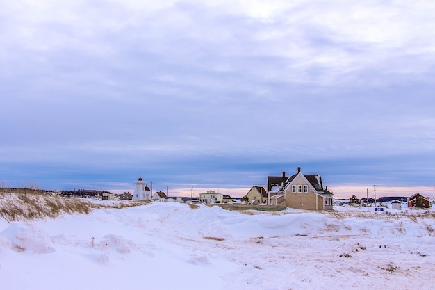 Bela vista de casas rurais sob um céu nublado no inverno