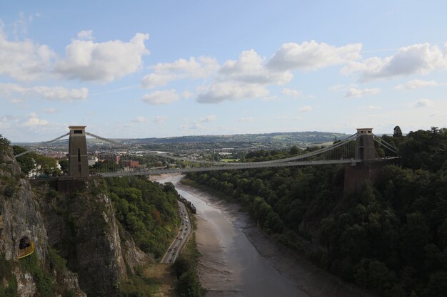 Bela vista de cima da ponte Clifton Down sobre um rio em Bristol, Reino Unido