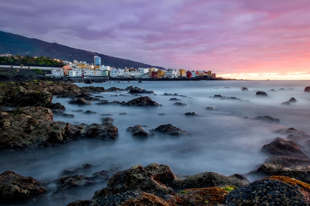 Bela vista de Puerto de la Cruz, Ilhas Canárias ao pôr do sol