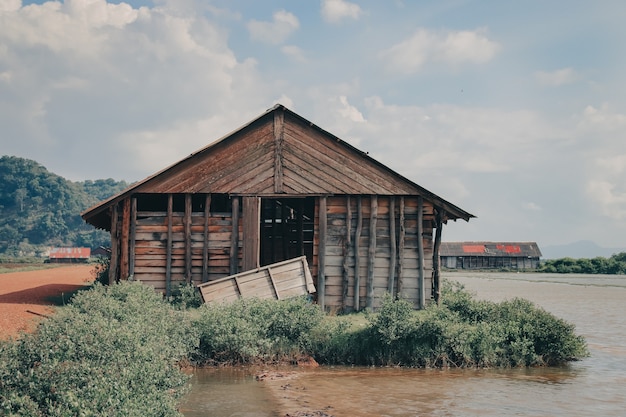 Bela vista de um antigo celeiro de madeira na zona rural perto do lago