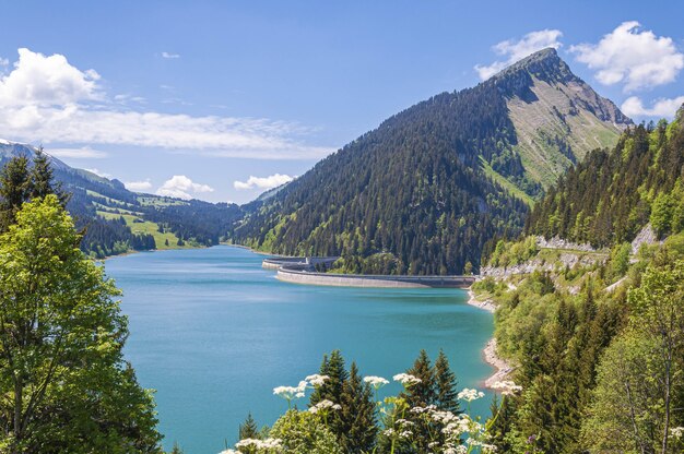 Bela vista de um lago cercado por montanhas no lago Longrin e represa Suíça