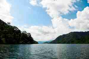 Foto grátis bela vista de um lago e céu azul