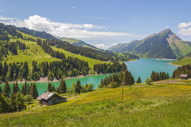 Bela vista de um lago rodeado por montanhas no lago Longrin e barragem Suíça, Swissalps