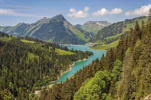 Foto grátis bela vista de um lago rodeado por montanhas no lago longrin e barragem suíça, swissalps