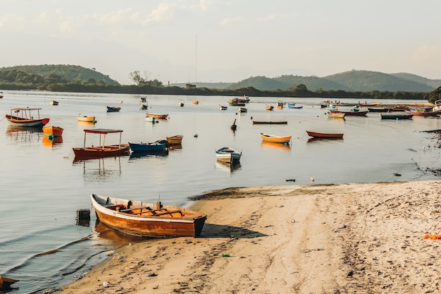 Bela vista de uma baía com barcos de pesca perto de uma costa arenosa