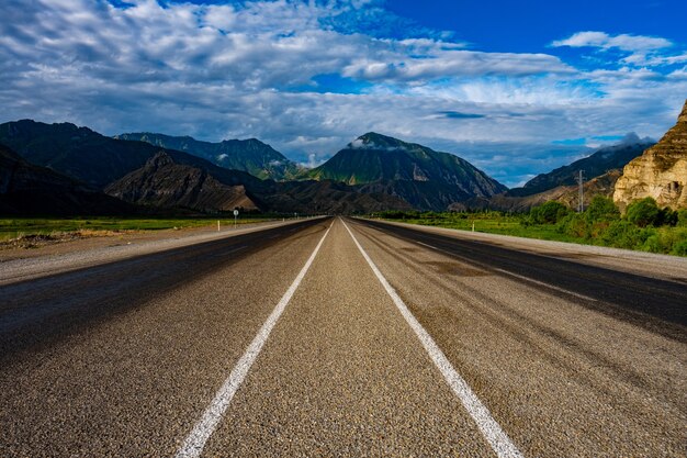 Bela vista de uma estrada de asfalto vazia sob o céu nublado