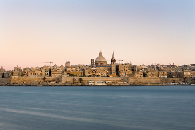 Bela vista de uma igreja à beira-mar capturada em Malta