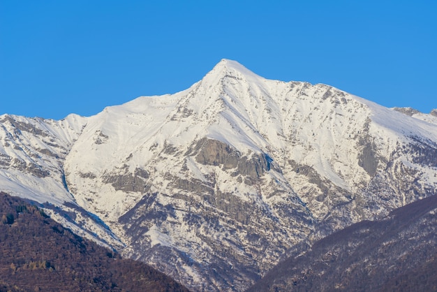 Bela vista de uma montanha alta coberta de neve branca