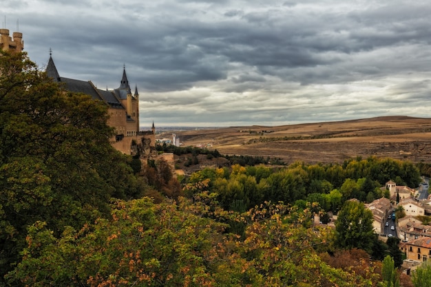 Bela vista do Castelo Alcázar em Segóvia, Espanha