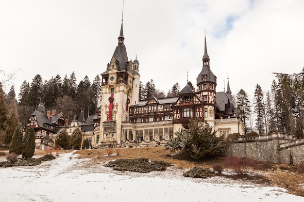 Bela vista do castelo de peles em Sinaia, Romênia. Castelo medieval