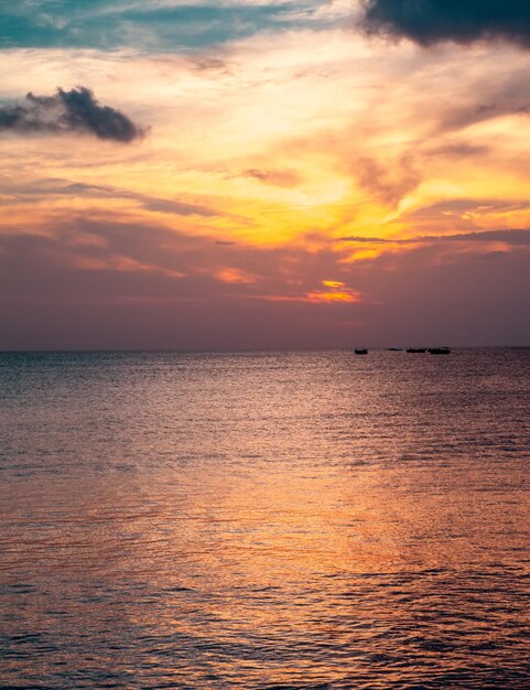 Bela vista do céu ao pôr do sol na praia