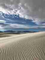 Foto grátis bela vista do deserto coberto de areia varrida pelo vento no novo méxico - perfeita para o fundo