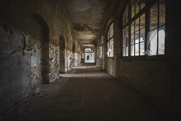 Bela vista do interior de um antigo prédio abandonado