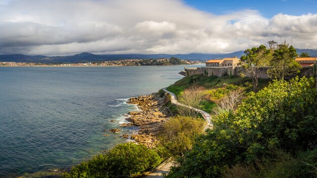 Bela vista do mar calmo perto do município de Bayona, na Espanha