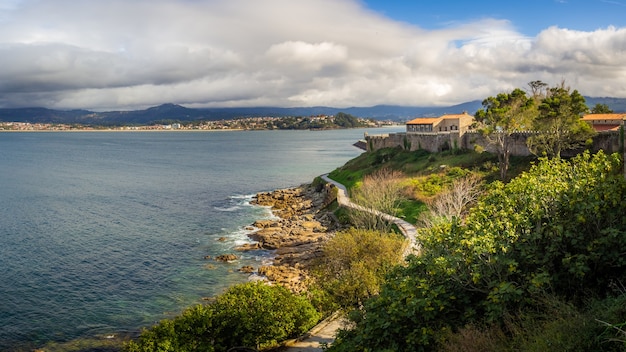 Bela vista do mar calmo perto do município de Bayona, na Espanha