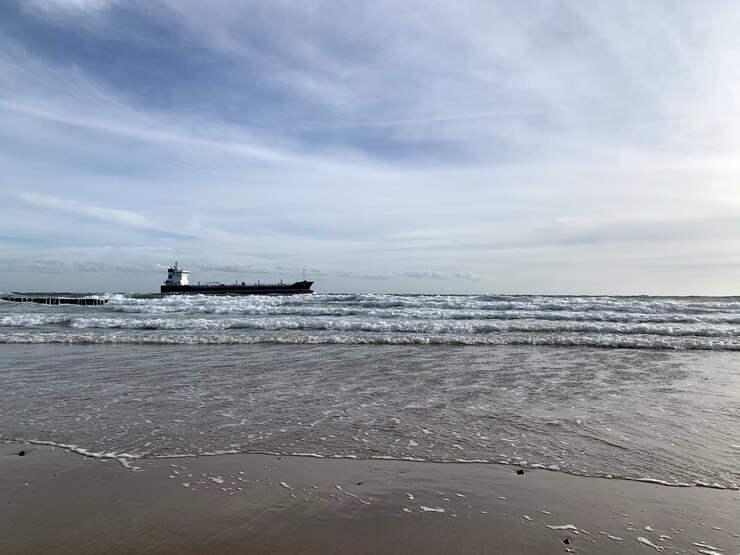 Foto grátis bela vista do mar com um navio no horizonte
