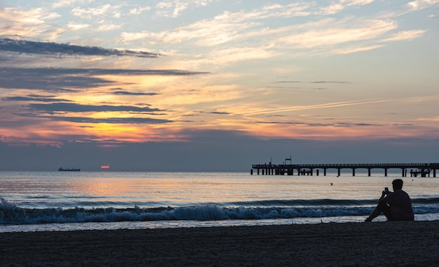 Foto grátis bela vista do mar com uma ponte ao pôr do sol