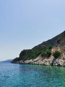 Bela vista do mar egeu e costa rochosa com vegetação. kusadasi, turquia.