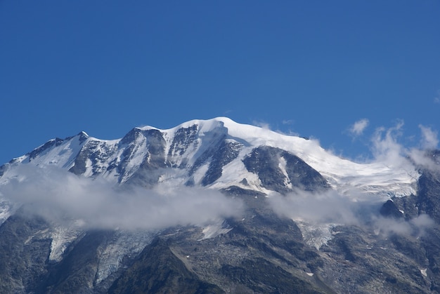 Bela vista do Mont Blanc coberto de nuvens brancas na França