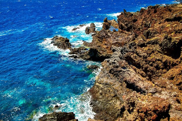 bela vista do penhasco da montanha para o oceano com céu azul e nuvens