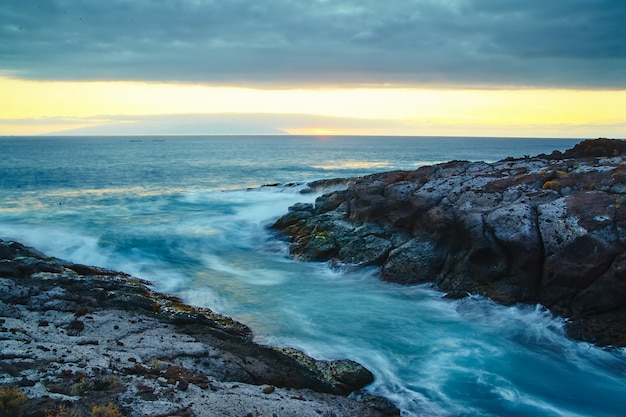 bela vista do penhasco da montanha para o oceano com céu azul e nuvens