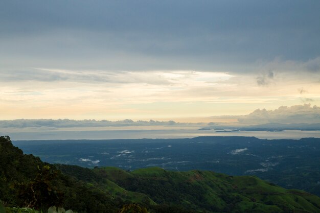 Bela vista do sol da costa rica