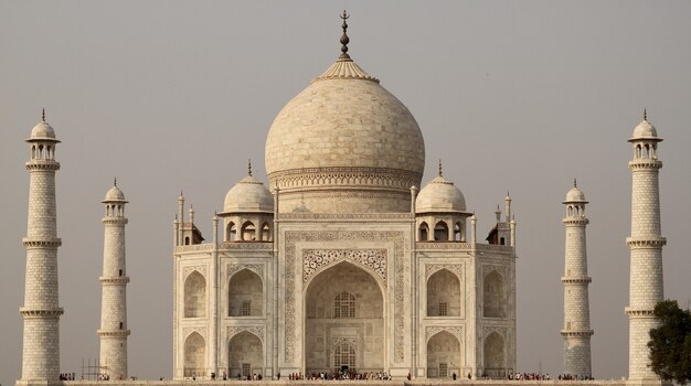 Bela vista do Taj Mahal durante o dia com sombrio