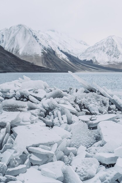 Bela vista dos icebergs em Ladakh, o aquecimento global e o conceito de mudança climática.