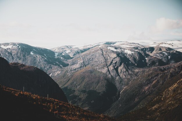 Bela vista panorâmica das enormes montanhas escandinavas na temporada de outono.