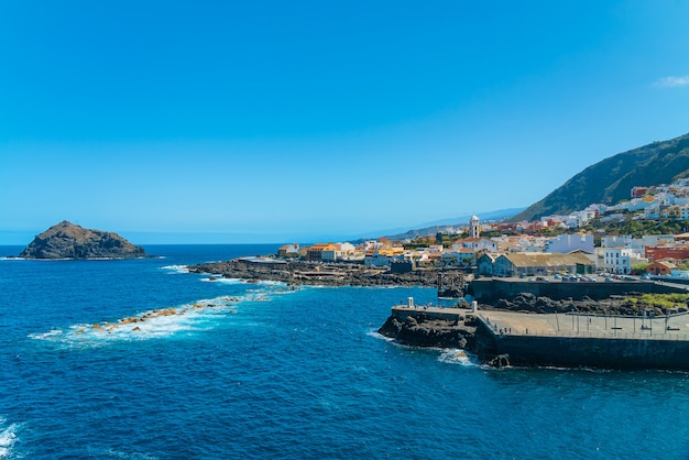 Bela vista panorâmica de uma cidade acolhedora de Garachico na costa do oceano