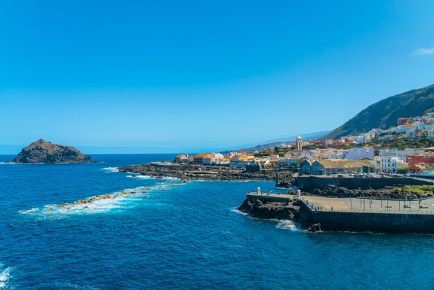 Bela vista panorâmica de uma cidade acolhedora de Garachico na costa do oceano