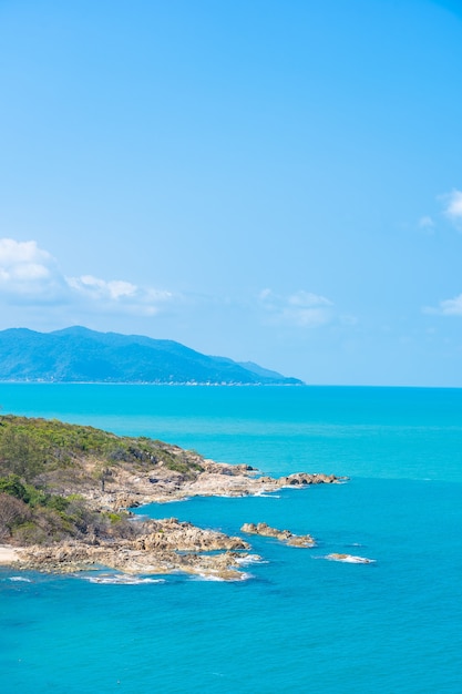 Bela vista panorâmica do mar tropical com nuvem branca e céu azul para viagens de férias