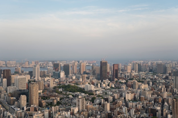 Bela vista urbana de alto ângulo diurno