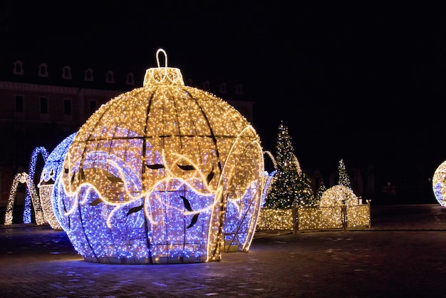 Belas esculturas iluminadas de Natal em Magdeburg, Alemanha, à noite