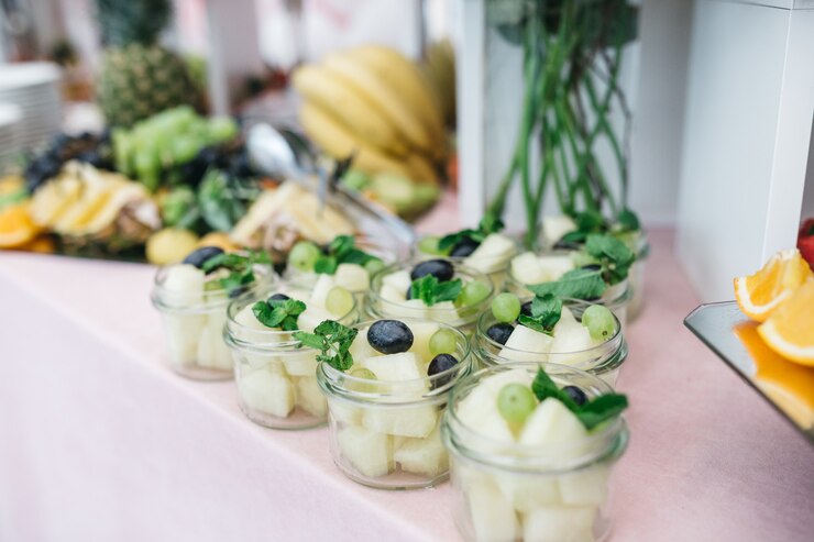 Foto grátis belas frutas e doces para os convidados na celebração