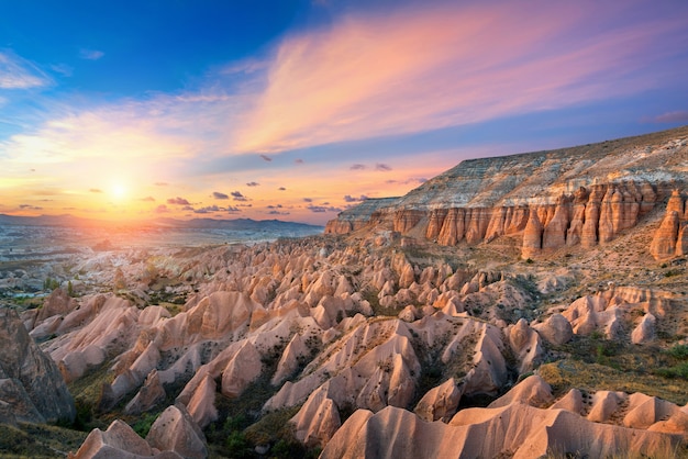 Belas montanhas e vale vermelho ao pôr do sol em Goreme, Capadócia, na Turquia.