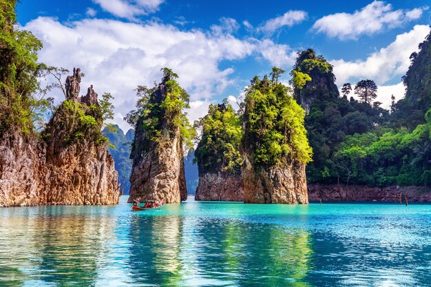 Belas montanhas na represa de Ratchaprapha no Parque Nacional Khao Sok, província de Surat Thani, Tailândia.