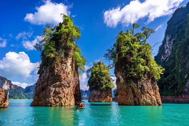 Belas montanhas na represa de Ratchaprapha no Parque Nacional Khao Sok, província de Surat Thani, Tailândia.