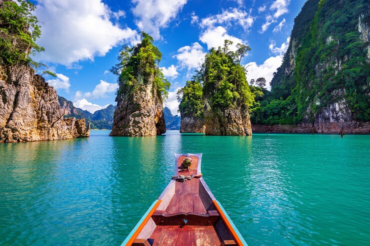 Foto grátis belas montanhas na represa de ratchaprapha no parque nacional khao sok, província de surat thani, tailândia.