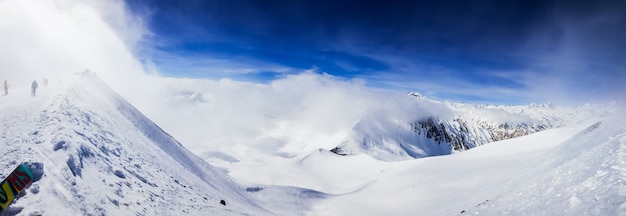 Belas montanhas nevadas