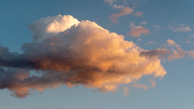 Belas nuvens naturais no céu à luz do dia