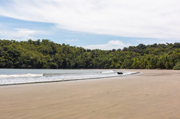 Belas paisagens das ondas do oceano se movendo em direção à costa em Santa Catalina, Panamá
