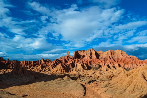 Belas paisagens das rochas vermelhas no deserto de Tatacoa na Colômbia sob o céu nublado