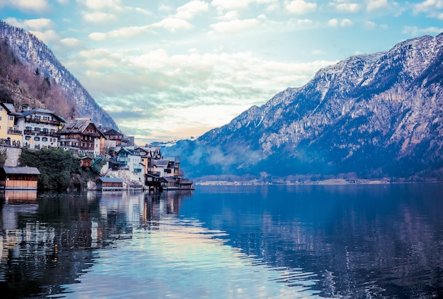 Belas paisagens de edifícios à beira do lago rodeado por montanhas em Hallstatt, Áustria