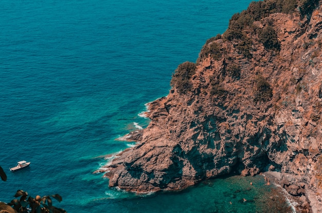 Belas paisagens de enormes formações rochosas perto do mar sob o céu nublado