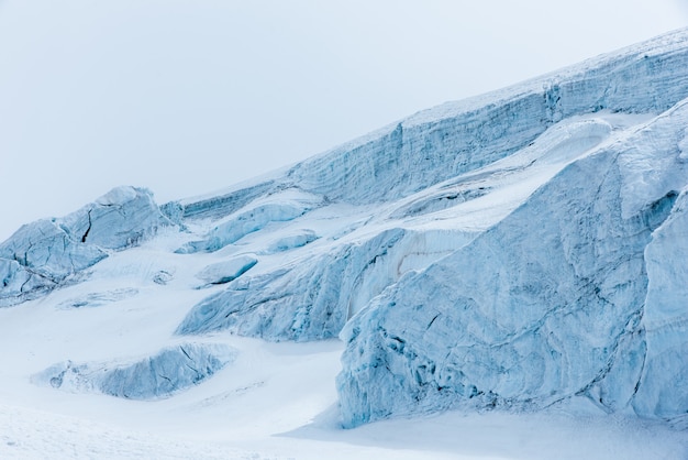 Foto grátis belas paisagens de montanhas e montanhas nevadas brancas claras