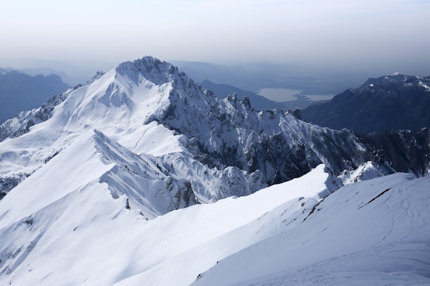 Belas paisagens de montanhas e montanhas nevadas brancas claras