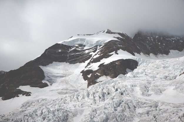 Belas paisagens de montanhas e montanhas nevadas brancas claras