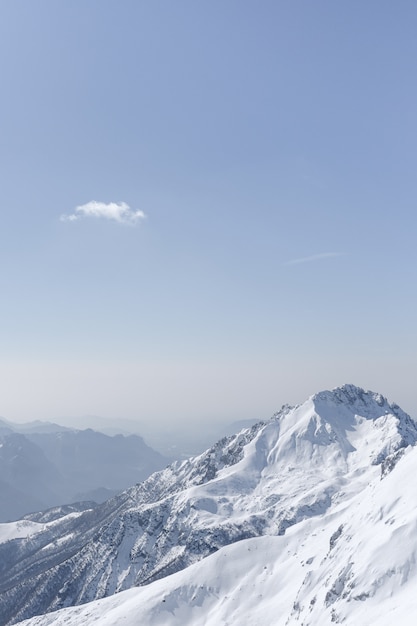 Belas paisagens de montanhas e montanhas nevadas brancas claras