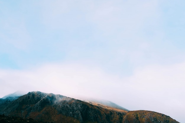 Foto grátis belas paisagens de nevoeiro cobrindo as montanhas - ótimo para um papel de parede